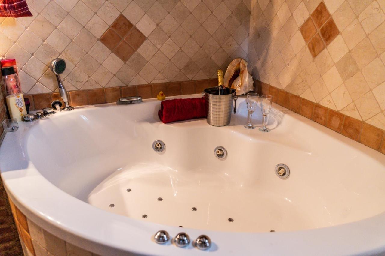 Villa Estilo Mediterranea Con Piscina, Jardin, Bbq Y Jacuzzi - Villa Bel Air Real エステポナ エクステリア 写真